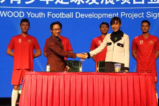 华录蓝火体育公司董事长胡刚与华彬快速消费品集团总裁卢战华彬快消品